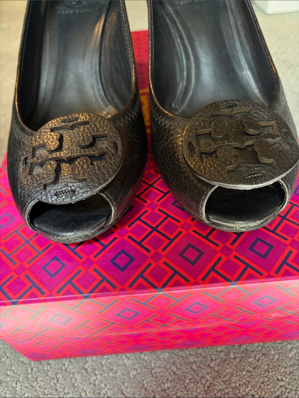 Tory Burch Women's Sally 2 Black Tumbled  Leather Peep Toe Wedges - Picture 3 of 11